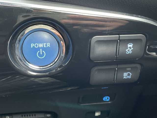 トヨタ プリウス ＰＨＶ S ナビパッケージ 福岡県 2018(平30)年 8.5万km ホワイトパールクリスタルシャイン 純正ナビ/【フルセグTV.Bluetooth】/バックカメラ/衝突軽減ブレーキ/追従クルーズコントロール/レーンキープアシスト/モデリスタエアロ/LEDヘッドライト/オートライト/オートハイビーム/ビルトインETC/前席シートヒーター/ステアリングヒーター/純正アルミホイール/プッシュスタート/スマートキー