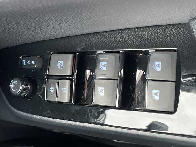 トヨタ プリウス ＰＨＶ S ナビパッケージ 福岡県 2018(平30)年 8.5万km ホワイトパールクリスタルシャイン 純正ナビ/【フルセグTV.Bluetooth】/バックカメラ/衝突軽減ブレーキ/追従クルーズコントロール/レーンキープアシスト/モデリスタエアロ/LEDヘッドライト/オートライト/オートハイビーム/ビルトインETC/前席シートヒーター/ステアリングヒーター/純正アルミホイール/プッシュスタート/スマートキー