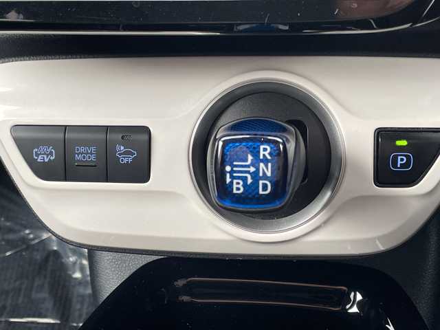 トヨタ プリウス ＰＨＶ S ナビパッケージ 福岡県 2018(平30)年 8.5万km ホワイトパールクリスタルシャイン 純正ナビ/【フルセグTV.Bluetooth】/バックカメラ/衝突軽減ブレーキ/追従クルーズコントロール/レーンキープアシスト/モデリスタエアロ/LEDヘッドライト/オートライト/オートハイビーム/ビルトインETC/前席シートヒーター/ステアリングヒーター/純正アルミホイール/プッシュスタート/スマートキー