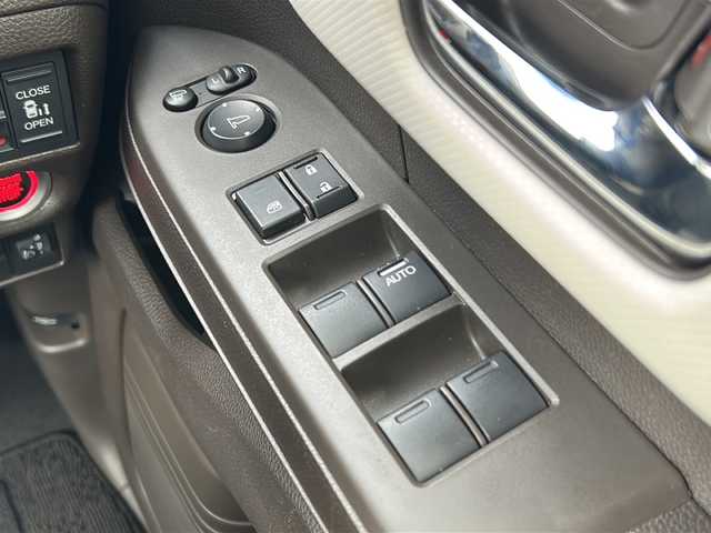 ホンダ Ｎ ＢＯＸ L ターボ 三重県 2022(令4)年 3.6万km プラチナホワイトパール 純正ナビ　/バックカメラ　/両側パワースライドドア/前席シートヒーター /ビルトインETC/USB給電/コーナーセンサー /ホンダセンシング /スペアキー /レーダークルーズコントロール /レーンキープアシスト/TVキャンセラー /LEDヘッドライト /オートハイビーム/オートライト/前方ドライブレコーダー/電動格納ミラー /禁煙車