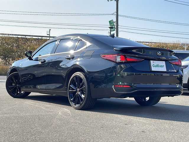 レクサス ＥＳ 300h Fスポーツ 福島県 2024(令6)年 0.7万km グラファイトブラックガラスフレーク ・サンルーフ/・本革シート/・純正ナビ/・フルセグ/・TVキャンセラー/・バックカメラ/・Bluetooth/・衝突被害軽減ブレーキ/・レーンキープアシスト/・レーダークルーズコントロール/・ブラインドスポットモニター/・オートライト/・オートマチックハイビーム/・LEDヘットライト/・MTモード付AT/・パドルシフト/・パワーシート（N＋D）/・シートヒーター（N＋D）/・エアシート（N＋D）/・ハンドルヒーター/・前後ドライブレコーダー/・シートメモリ/・プッシュスタート/・スマートキー/・スペアキー/・置くだけ充電/・ビルドインETC/・スタットレス積み込み/・純正19AW/・保証書・取説あり