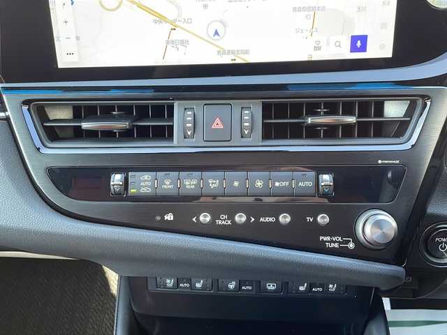 レクサス ＥＳ 300h Fスポーツ 福島県 2024(令6)年 0.7万km グラファイトブラックガラスフレーク ・サンルーフ/・本革シート/・純正ナビ/・フルセグ/・TVキャンセラー/・バックカメラ/・Bluetooth/・衝突被害軽減ブレーキ/・レーンキープアシスト/・レーダークルーズコントロール/・ブラインドスポットモニター/・オートライト/・オートマチックハイビーム/・LEDヘットライト/・MTモード付AT/・パドルシフト/・パワーシート（N＋D）/・シートヒーター（N＋D）/・エアシート（N＋D）/・ハンドルヒーター/・前後ドライブレコーダー/・シートメモリ/・プッシュスタート/・スマートキー/・スペアキー/・置くだけ充電/・ビルドインETC/・スタットレス積み込み/・純正19AW/・保証書・取説あり