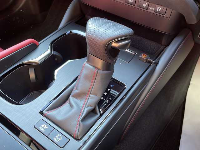 レクサス ＥＳ 300h Fスポーツ 福島県 2024(令6)年 0.7万km グラファイトブラックガラスフレーク ・サンルーフ/・本革シート/・純正ナビ/・フルセグ/・TVキャンセラー/・バックカメラ/・Bluetooth/・衝突被害軽減ブレーキ/・レーンキープアシスト/・レーダークルーズコントロール/・ブラインドスポットモニター/・オートライト/・オートマチックハイビーム/・LEDヘットライト/・MTモード付AT/・パドルシフト/・パワーシート（N＋D）/・シートヒーター（N＋D）/・エアシート（N＋D）/・ハンドルヒーター/・前後ドライブレコーダー/・シートメモリ/・プッシュスタート/・スマートキー/・スペアキー/・置くだけ充電/・ビルドインETC/・スタットレス積み込み/・純正19AW/・保証書・取説あり