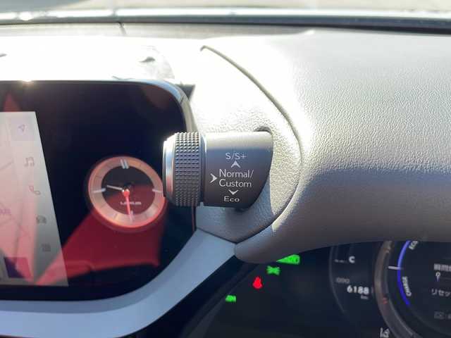 レクサス ＥＳ 300h Fスポーツ 福島県 2024(令6)年 0.7万km グラファイトブラックガラスフレーク ・サンルーフ/・本革シート/・純正ナビ/・フルセグ/・TVキャンセラー/・バックカメラ/・Bluetooth/・衝突被害軽減ブレーキ/・レーンキープアシスト/・レーダークルーズコントロール/・ブラインドスポットモニター/・オートライト/・オートマチックハイビーム/・LEDヘットライト/・MTモード付AT/・パドルシフト/・パワーシート（N＋D）/・シートヒーター（N＋D）/・エアシート（N＋D）/・ハンドルヒーター/・前後ドライブレコーダー/・シートメモリ/・プッシュスタート/・スマートキー/・スペアキー/・置くだけ充電/・ビルドインETC/・スタットレス積み込み/・純正19AW/・保証書・取説あり