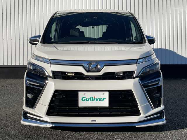 トヨタ ヴォクシー ZS 煌Ⅱ 千葉県 2019(平31)年 3万km ホワイトパールクリスタルシャイン モデリスタエアロ/カロッツェリア10インチナビ/(フルセグTV/BT/CD/DVD/FM/AM)/アルパイン12.8インチフリップダウンモニター/デジタルインナーミラー型前後ドラレコ/TEIN車高調/VALENTIテールランプ/社外エアクリーナー/衝突被害軽減システム/車線逸脱警報/バックカメラ/クルーズコントロール/シートカバー/両側パワースライドドア/横滑り防止装置/アイドリングストップ/LEDヘッドライト/フォグランプ/オートライト/ウィンカーミラー/電動格納ミラー/社外18インチAW/シートリフター/プッシュスタート/スマートキー/フロアマット/スペアキー/取扱説明書
