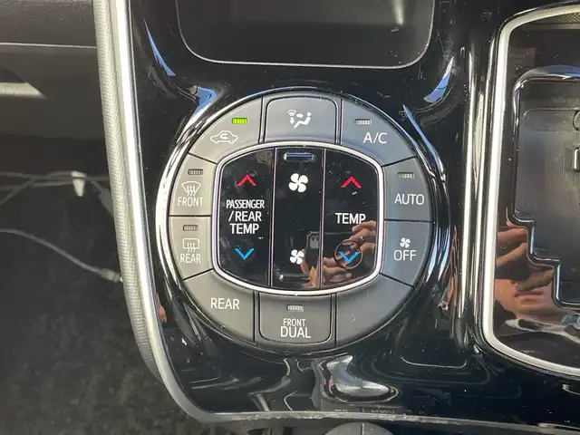 トヨタ ヴォクシー ZS 煌Ⅱ 千葉県 2019(平31)年 3万km ホワイトパールクリスタルシャイン モデリスタエアロ/カロッツェリア10インチナビ/(フルセグTV/BT/CD/DVD/FM/AM)/アルパイン12.8インチフリップダウンモニター/デジタルインナーミラー型前後ドラレコ/TEIN車高調/VALENTIテールランプ/社外エアクリーナー/衝突被害軽減システム/車線逸脱警報/バックカメラ/クルーズコントロール/シートカバー/両側パワースライドドア/横滑り防止装置/アイドリングストップ/LEDヘッドライト/フォグランプ/オートライト/ウィンカーミラー/電動格納ミラー/社外18インチAW/シートリフター/プッシュスタート/スマートキー/フロアマット/スペアキー/取扱説明書