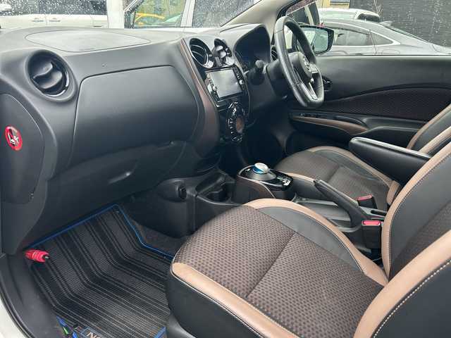 日産 ノート e－パワー メダリスト 長野県 2017(平29)年 6.4万km ブリリアントホワイトパール 純正SDナビ/(MM316D-W)/フルセグTV/全周囲カメラ/BluetoothAudio/ステアリングスイッチ/社外14インチアルミホイール/純正ドライブレコーダー/純正エンジンスターター/レーンキープアシスト/衝突軽減ブレーキ/DVD再生可能/LEDヘッドライト/純正フルエアロ/横滑り防止/ウインカーミラー/スマートキー/オートライト