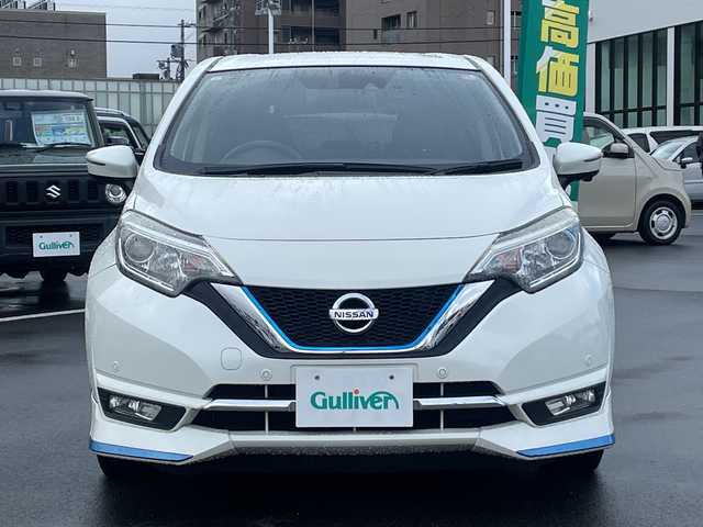 日産 ノート e－パワー メダリスト 長野県 2017(平29)年 6.4万km ブリリアントホワイトパール 純正SDナビ/(MM316D-W)/フルセグTV/全周囲カメラ/BluetoothAudio/ステアリングスイッチ/社外14インチアルミホイール/純正ドライブレコーダー/純正エンジンスターター/レーンキープアシスト/衝突軽減ブレーキ/DVD再生可能/LEDヘッドライト/純正フルエアロ/横滑り防止/ウインカーミラー/スマートキー/オートライト
