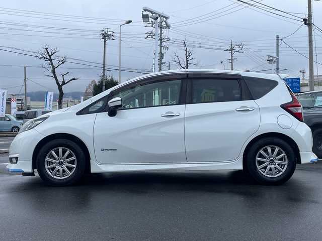 日産 ノート e－パワー メダリスト 長野県 2017(平29)年 6.4万km ブリリアントホワイトパール 純正SDナビ/(MM316D-W)/フルセグTV/全周囲カメラ/BluetoothAudio/ステアリングスイッチ/社外14インチアルミホイール/純正ドライブレコーダー/純正エンジンスターター/レーンキープアシスト/衝突軽減ブレーキ/DVD再生可能/LEDヘッドライト/純正フルエアロ/横滑り防止/ウインカーミラー/スマートキー/オートライト