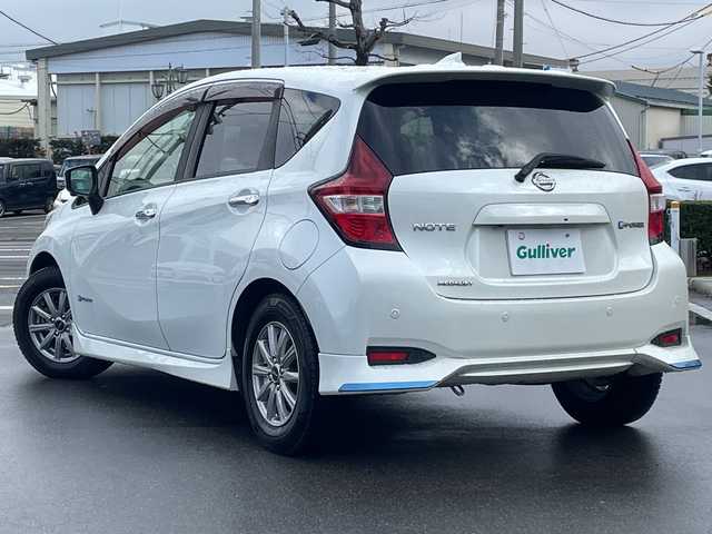日産 ノート e－パワー メダリスト 長野県 2017(平29)年 6.4万km ブリリアントホワイトパール 純正SDナビ/(MM316D-W)/フルセグTV/全周囲カメラ/BluetoothAudio/ステアリングスイッチ/社外14インチアルミホイール/純正ドライブレコーダー/純正エンジンスターター/レーンキープアシスト/衝突軽減ブレーキ/DVD再生可能/LEDヘッドライト/純正フルエアロ/横滑り防止/ウインカーミラー/スマートキー/オートライト