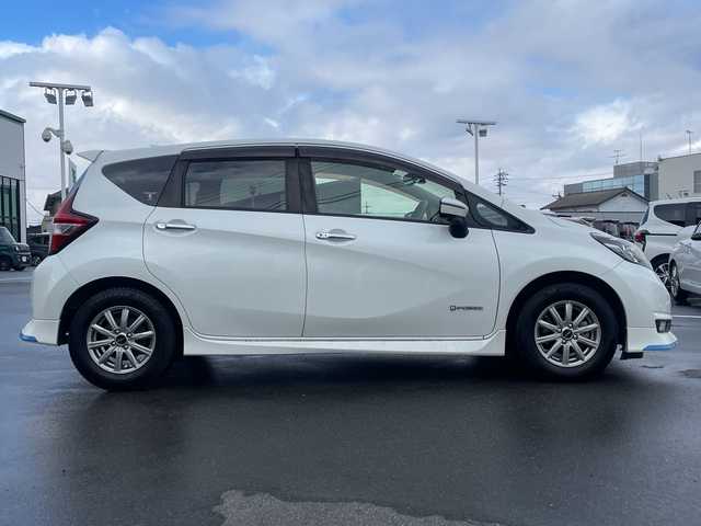 日産 ノート e－パワー メダリスト 長野県 2017(平29)年 6.4万km ブリリアントホワイトパール 純正SDナビ/(MM316D-W)/フルセグTV/全周囲カメラ/BluetoothAudio/ステアリングスイッチ/社外14インチアルミホイール/純正ドライブレコーダー/純正エンジンスターター/レーンキープアシスト/衝突軽減ブレーキ/DVD再生可能/LEDヘッドライト/純正フルエアロ/横滑り防止/ウインカーミラー/スマートキー/オートライト