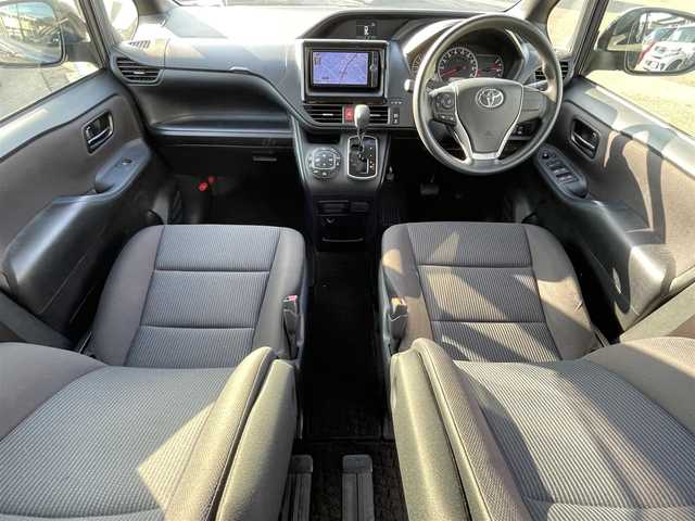 トヨタ ヴォクシー X 愛知県 2015(平27)年 10.4万km ダークバイオレットマイカメタリック ワンオーナー/純正SDナビ/（AM/FM/SD/CD/DVD/BT)/フルセグTV/バックカメラ/ビルトインETC/プッシュスタート/アイドリングストップ/ステアリングスィッチ/助手席側パワースライドドア/LEDヘッドライト/スマートキー/スペアキー/ドアバイザー/フロアマット