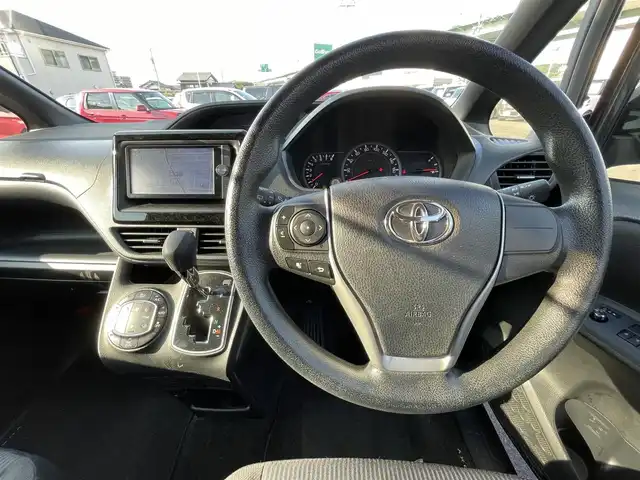トヨタ ヴォクシー X 愛知県 2015(平27)年 10.4万km ダークバイオレットマイカメタリック ワンオーナー/純正SDナビ/（AM/FM/SD/CD/DVD/BT)/フルセグTV/バックカメラ/ビルトインETC/プッシュスタート/アイドリングストップ/ステアリングスィッチ/助手席側パワースライドドア/LEDヘッドライト/スマートキー/スペアキー/ドアバイザー/フロアマット