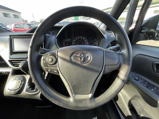 トヨタ ヴォクシー X 愛知県 2015(平27)年 10.4万km ダークバイオレットマイカメタリック ワンオーナー/純正SDナビ/（AM/FM/SD/CD/DVD/BT)/フルセグTV/バックカメラ/ビルトインETC/プッシュスタート/アイドリングストップ/ステアリングスィッチ/助手席側パワースライドドア/LEDヘッドライト/スマートキー/スペアキー/ドアバイザー/フロアマット
