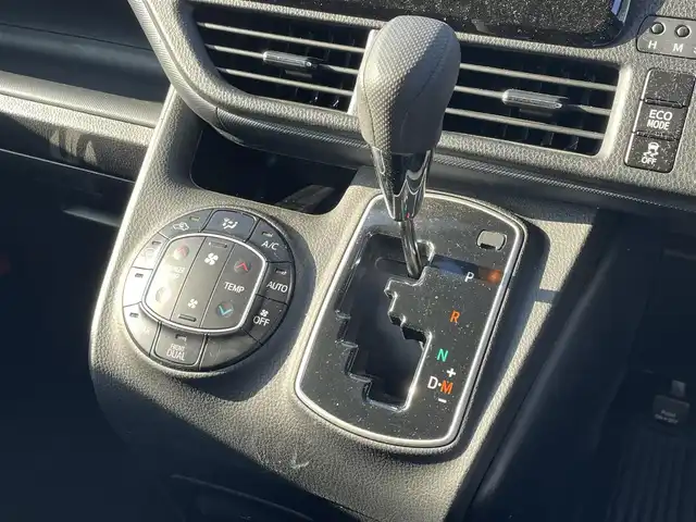 トヨタ ヴォクシー X 愛知県 2015(平27)年 10.4万km ダークバイオレットマイカメタリック ワンオーナー/純正SDナビ/（AM/FM/SD/CD/DVD/BT)/フルセグTV/バックカメラ/ビルトインETC/プッシュスタート/アイドリングストップ/ステアリングスィッチ/助手席側パワースライドドア/LEDヘッドライト/スマートキー/スペアキー/ドアバイザー/フロアマット