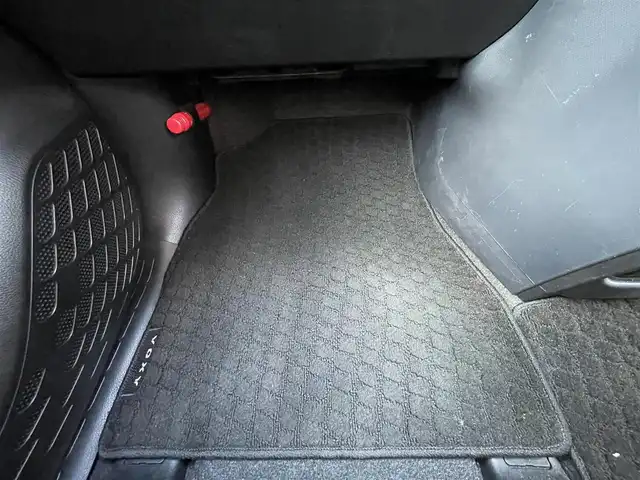 トヨタ ヴォクシー X 愛知県 2015(平27)年 10.4万km ダークバイオレットマイカメタリック ワンオーナー/純正SDナビ/（AM/FM/SD/CD/DVD/BT)/フルセグTV/バックカメラ/ビルトインETC/プッシュスタート/アイドリングストップ/ステアリングスィッチ/助手席側パワースライドドア/LEDヘッドライト/スマートキー/スペアキー/ドアバイザー/フロアマット