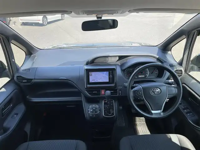 トヨタ ヴォクシー X 和歌山県 2015(平27)年 10.4万km ダークバイオレットマイカメタリック (株)IDOMが運営する【じしゃロン和歌山店】の自社ローン専用車両になります。こちらは現金またはオートローンご利用時の価格です。自社ローンご希望の方は別途その旨お申付け下さい/純正SDナビ/（AM/FM/SD/CD/DVD/BT)/フルセグTV/バックカメラ/ビルトインETC/プッシュスタート/アイドリングストップ/ドアバイザー/フロアマット