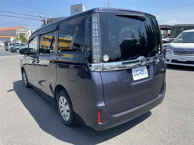 トヨタ ヴォクシー X 和歌山県 2015(平27)年 10.4万km ダークバイオレットマイカメタリック (株)IDOMが運営する【じしゃロン和歌山店】の自社ローン専用車両になります。こちらは現金またはオートローンご利用時の価格です。自社ローンご希望の方は別途その旨お申付け下さい/純正SDナビ/（AM/FM/SD/CD/DVD/BT)/フルセグTV/バックカメラ/ビルトインETC/プッシュスタート/アイドリングストップ/ドアバイザー/フロアマット