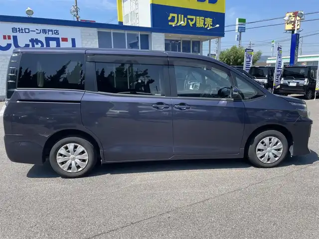 トヨタ ヴォクシー X 和歌山県 2015(平27)年 10.4万km ダークバイオレットマイカメタリック (株)IDOMが運営する【じしゃロン和歌山店】の自社ローン専用車両になります。こちらは現金またはオートローンご利用時の価格です。自社ローンご希望の方は別途その旨お申付け下さい/純正SDナビ/（AM/FM/SD/CD/DVD/BT)/フルセグTV/バックカメラ/ビルトインETC/プッシュスタート/アイドリングストップ/ドアバイザー/フロアマット