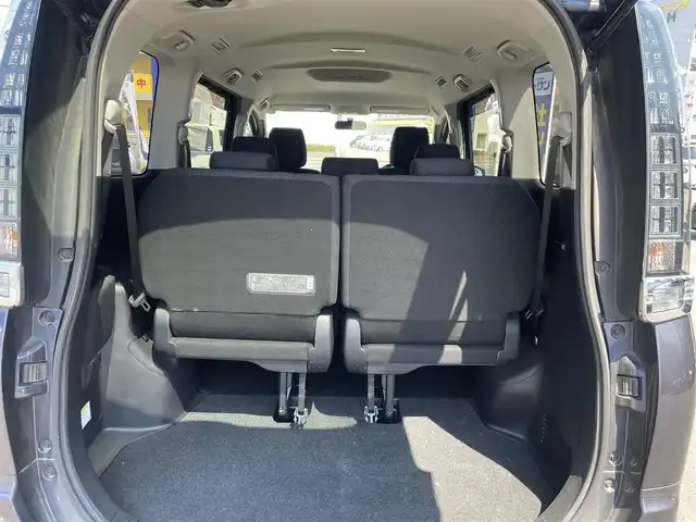 トヨタ ヴォクシー X 和歌山県 2015(平27)年 10.4万km ダークバイオレットマイカメタリック (株)IDOMが運営する【じしゃロン和歌山店】の自社ローン専用車両になります。こちらは現金またはオートローンご利用時の価格です。自社ローンご希望の方は別途その旨お申付け下さい/純正SDナビ/（AM/FM/SD/CD/DVD/BT)/フルセグTV/バックカメラ/ビルトインETC/プッシュスタート/アイドリングストップ/ドアバイザー/フロアマット