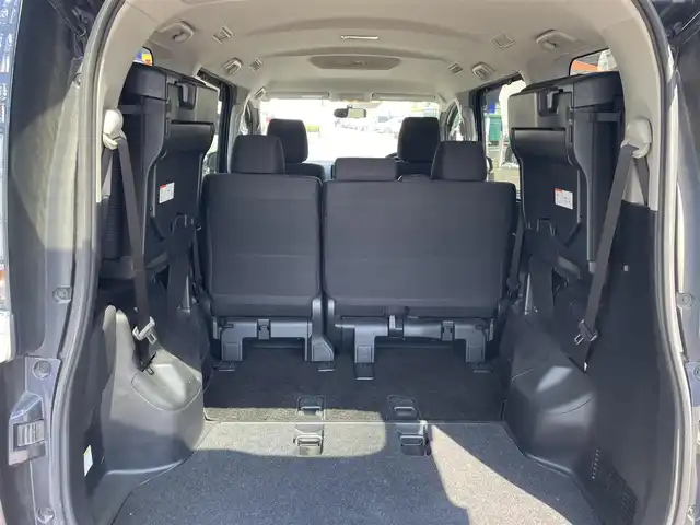 トヨタ ヴォクシー X 和歌山県 2015(平27)年 10.4万km ダークバイオレットマイカメタリック (株)IDOMが運営する【じしゃロン和歌山店】の自社ローン専用車両になります。こちらは現金またはオートローンご利用時の価格です。自社ローンご希望の方は別途その旨お申付け下さい/純正SDナビ/（AM/FM/SD/CD/DVD/BT)/フルセグTV/バックカメラ/ビルトインETC/プッシュスタート/アイドリングストップ/ドアバイザー/フロアマット