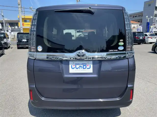 トヨタ ヴォクシー X 和歌山県 2015(平27)年 10.4万km ダークバイオレットマイカメタリック (株)IDOMが運営する【じしゃロン和歌山店】の自社ローン専用車両になります。こちらは現金またはオートローンご利用時の価格です。自社ローンご希望の方は別途その旨お申付け下さい/純正SDナビ/（AM/FM/SD/CD/DVD/BT)/フルセグTV/バックカメラ/ビルトインETC/プッシュスタート/アイドリングストップ/ドアバイザー/フロアマット