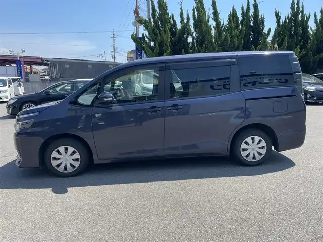トヨタ ヴォクシー X 和歌山県 2015(平27)年 10.4万km ダークバイオレットマイカメタリック (株)IDOMが運営する【じしゃロン和歌山店】の自社ローン専用車両になります。こちらは現金またはオートローンご利用時の価格です。自社ローンご希望の方は別途その旨お申付け下さい/純正SDナビ/（AM/FM/SD/CD/DVD/BT)/フルセグTV/バックカメラ/ビルトインETC/プッシュスタート/アイドリングストップ/ドアバイザー/フロアマット