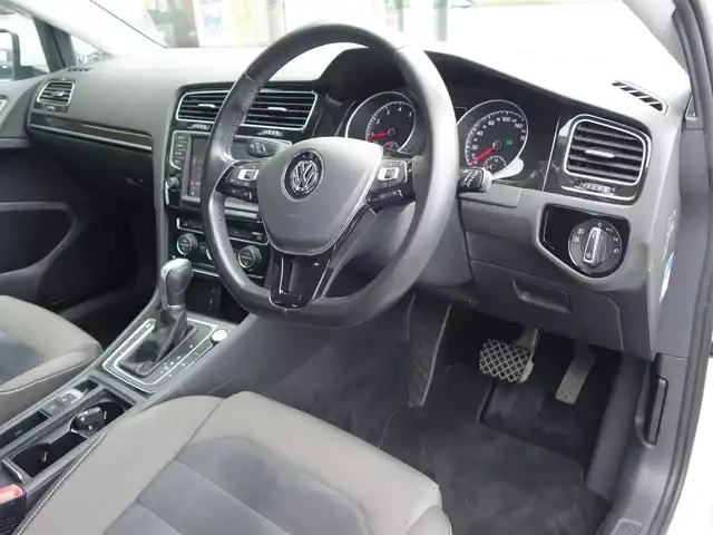 フォルクスワーゲン ゴルフ TSI ハイライン BMテクノ 静岡県 2014(平26)年 10.9万km 白 メーカー純正8インチSDナビ/　CD/DVD/SD/BT/USB/地デジ／バックカメラ/ビルトインETC/衝突軽減ブレーキ/レーダークルーズコントロール/電動パーキング／オートホールド/リモコンキー/プッシュスタート/HIDヘッドライト/トノカバー/純正フロアマット/取扱説明書/保証書