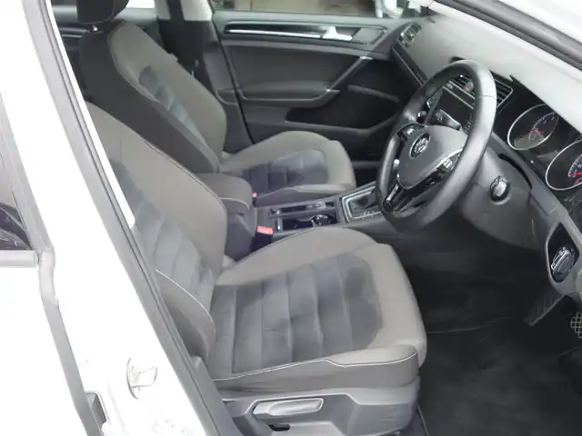 フォルクスワーゲン ゴルフ TSI ハイライン BMテクノ 静岡県 2014(平26)年 10.9万km 白 メーカー純正8インチSDナビ/　CD/DVD/SD/BT/USB/地デジ／バックカメラ/ビルトインETC/衝突軽減ブレーキ/レーダークルーズコントロール/電動パーキング／オートホールド/リモコンキー/プッシュスタート/HIDヘッドライト/トノカバー/純正フロアマット/取扱説明書/保証書
