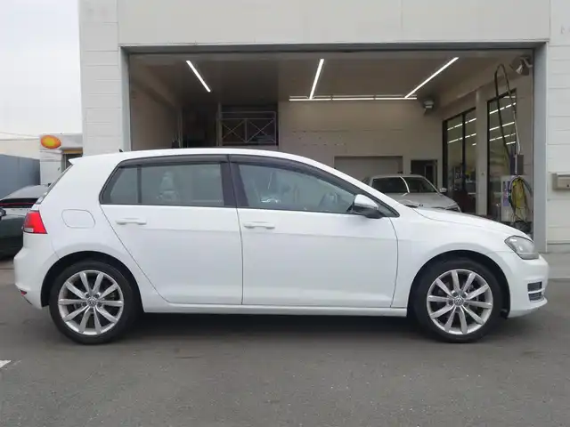 フォルクスワーゲン ゴルフ TSI ハイライン BMテクノ 静岡県 2014(平26)年 10.9万km 白 メーカー純正8インチSDナビ/　CD/DVD/SD/BT/USB/地デジ／バックカメラ/ビルトインETC/衝突軽減ブレーキ/レーダークルーズコントロール/電動パーキング／オートホールド/リモコンキー/プッシュスタート/HIDヘッドライト/トノカバー/純正フロアマット/取扱説明書/保証書