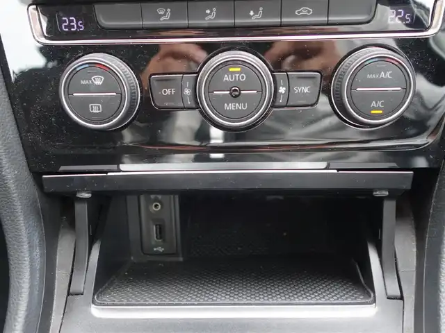 フォルクスワーゲン ゴルフ TSI ハイライン BMテクノ 静岡県 2014(平26)年 10.9万km 白 メーカー純正8インチSDナビ/　CD/DVD/SD/BT/USB/地デジ／バックカメラ/ビルトインETC/衝突軽減ブレーキ/レーダークルーズコントロール/電動パーキング／オートホールド/リモコンキー/プッシュスタート/HIDヘッドライト/トノカバー/純正フロアマット/取扱説明書/保証書