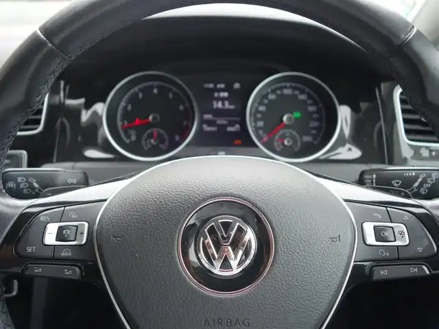 フォルクスワーゲン ゴルフ TSI ハイライン BMテクノ 静岡県 2014(平26)年 10.9万km 白 メーカー純正8インチSDナビ/　CD/DVD/SD/BT/USB/地デジ／バックカメラ/ビルトインETC/衝突軽減ブレーキ/レーダークルーズコントロール/電動パーキング／オートホールド/リモコンキー/プッシュスタート/HIDヘッドライト/トノカバー/純正フロアマット/取扱説明書/保証書