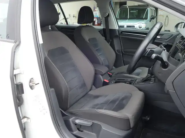 フォルクスワーゲン ゴルフ TSI ハイライン BMテクノ 静岡県 2014(平26)年 10.9万km 白 メーカー純正8インチSDナビ/　CD/DVD/SD/BT/USB/地デジ／バックカメラ/ビルトインETC/衝突軽減ブレーキ/レーダークルーズコントロール/電動パーキング／オートホールド/リモコンキー/プッシュスタート/HIDヘッドライト/トノカバー/純正フロアマット/取扱説明書/保証書