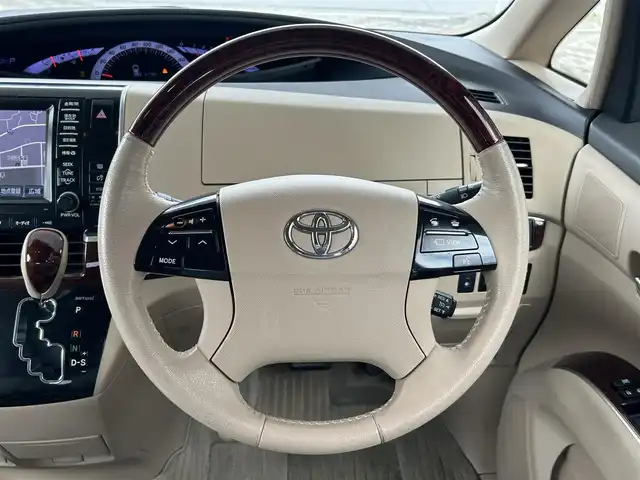 トヨタ エスティマ G 東京都 2014(平26)年 6.8万km シルバーM 4WD/ワンオーナー/純正メモリナビ/・フルセグTV/Bluetooth/USB/アラウンドビューモニター/クルーズコントロール/横滑り防止装置/盗難防止装置/両側パワースライドドア/電動リアゲート/純正革製シートカバー/ダブルオートエアコン/ナノイー/スペアキー1本/純正17インチホイール/取扱説明書/保証書