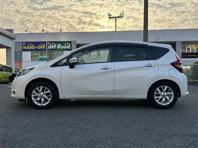 日産 ノート X Vセレクション 長崎県 2020(令2)年 1.5万km ブリリアントホワイトパール ワンオーナー/社外SDナビ(FM/AM/BTオーディオ/フルセグTV/iPod/USB/SD/DISC)/SRSエアバッグ/インテリジェントルームミラー/ステアリングスイッチ/ヒルスタートアシスト/イモビライザー/インテリジェントエマージェンシーブレーキ/LDW/VDC/インテリジェントクルーズコントロール/インテリジェントアラウンドビューモニター/プッシュスタート/スマートキー/純正フロアマット/ドアバイザー/オートライト/純正14インチAW/アイドリングストップ/COMTECドラレコ/ETC/取扱説明書/保証書/ナビ取扱説明書