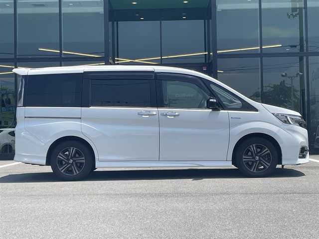 ホンダ ステップワゴン スパーダ ハイブリッド G EX ホンダセンシング 愛媛県 2019(令1)年 6.8万km プラチナホワイトパール 純正9インチナビ（Bluetooth/SD/CD/DVD/AppleCarPlay/AndroidAuto/フルセグTV)/前後ドライブレコーダー/バックカメラ/ビルドインETC/両側パワースライドドア/シートヒーター/ハーフレザーシート/Honda SENSING/・衝突軽減ブレーキ（CMBS）/・誤発進抑制機能/・歩行者事故低減ステアリング/・路外逸脱抑制機能/・渋滞追従機能付アダプティブクルーズコントロール（ACC）/・車線維持支援システム（LKAS）/・先行車発進お知らせ機能/・標識認識機能/・後方誤発進抑制機能/純正16インチアルミホイール/純正フロアマット/ドアバイザー/LEDヘッドライト/フォグランプ/スペアキー1本/スマートキー/取扱説明書/保証書