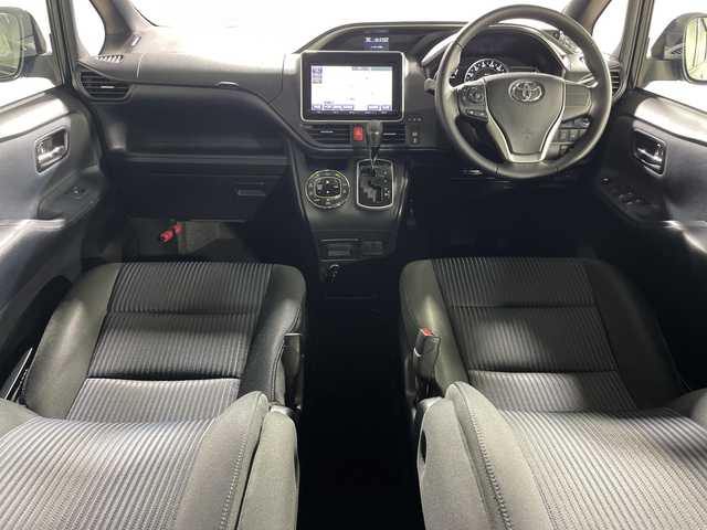 トヨタ ヴォクシー ZS 煌 神奈川県 2015(平27)年 5.7万km ブラッキッシュアゲハガラスフレーク 純正9型ナビ/純正フリップダウン/革巻きステアリング/ECOモード/ウィンカーミラー/横滑り防止装置/純正フロアマット/純正ドアバイザー/純正アルミホイール/両側パワースライドドア/スマートキー/Autoライト/バックカメラ/アイドリングストップ/スペアキー/LEDヘッドライト/電動格納ミラー/フォグランプ/プッシュスタート