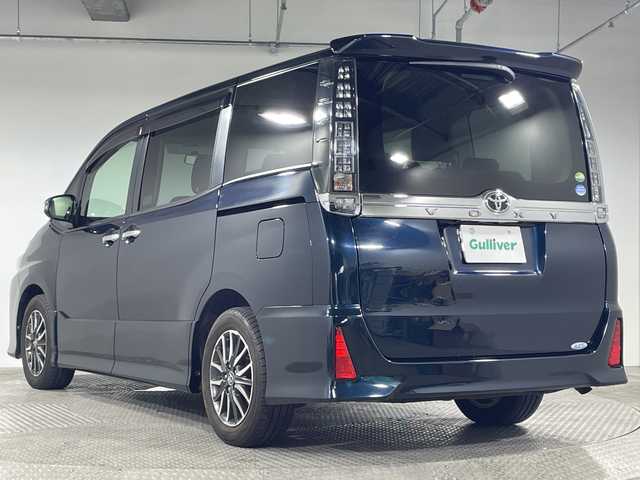 トヨタ ヴォクシー ZS 煌 神奈川県 2015(平27)年 5.7万km ブラッキッシュアゲハガラスフレーク 純正9型ナビ/純正フリップダウン/革巻きステアリング/ECOモード/ウィンカーミラー/横滑り防止装置/純正フロアマット/純正ドアバイザー/純正アルミホイール/両側パワースライドドア/スマートキー/Autoライト/バックカメラ/アイドリングストップ/スペアキー/LEDヘッドライト/電動格納ミラー/フォグランプ/プッシュスタート