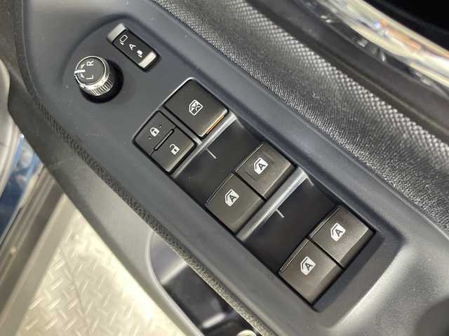 トヨタ ヴォクシー ZS 煌 神奈川県 2015(平27)年 5.7万km ブラッキッシュアゲハガラスフレーク 純正9型ナビ/純正フリップダウン/革巻きステアリング/ECOモード/ウィンカーミラー/横滑り防止装置/純正フロアマット/純正ドアバイザー/純正アルミホイール/両側パワースライドドア/スマートキー/Autoライト/バックカメラ/アイドリングストップ/スペアキー/LEDヘッドライト/電動格納ミラー/フォグランプ/プッシュスタート