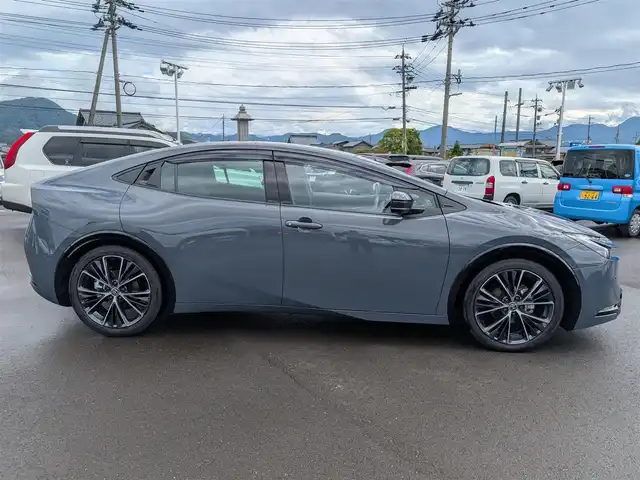 トヨタ プリウス Z 福井県 2025(令7)年 0.1万km グレー ワンオーナー車/純正19インチAW/全方位カメラ/12.3インチコネクトナビ/フルセグテレビ/パワーバックドア/運転席パワーシート/ベンチレーション/ステアリングヒーター/前後ドライブレコーダー/１００V充電/ETC2.0/全車速追従機能付クルーズコントロール/前後コーナーセンサー/自動駐車システム/レザーシート/シートヒーター・エアシート/衝突被害軽減システム/レーンキープアシスト/横滑り防止装置/盗難防止装置/SOSボタン/ダブル＋サイドエアバッグ/カーテンエアバッグ/純正フロアマット/スマートキー