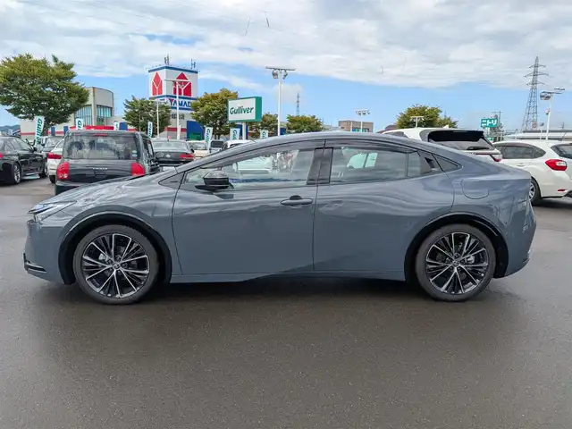トヨタ プリウス Z 福井県 2025(令7)年 0.1万km グレー ワンオーナー車/純正19インチAW/全方位カメラ/12.3インチコネクトナビ/フルセグテレビ/パワーバックドア/運転席パワーシート/ベンチレーション/ステアリングヒーター/前後ドライブレコーダー/１００V充電/ETC2.0/全車速追従機能付クルーズコントロール/前後コーナーセンサー/自動駐車システム/レザーシート/シートヒーター・エアシート/衝突被害軽減システム/レーンキープアシスト/横滑り防止装置/盗難防止装置/SOSボタン/ダブル＋サイドエアバッグ/カーテンエアバッグ/純正フロアマット/スマートキー