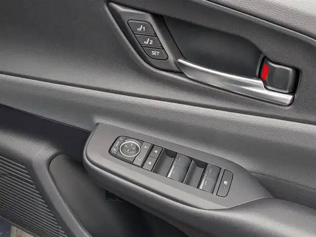 トヨタ プリウス Z 福井県 2025(令7)年 0.1万km グレー ワンオーナー車/純正19インチAW/全方位カメラ/12.3インチコネクトナビ/フルセグテレビ/パワーバックドア/運転席パワーシート/ベンチレーション/ステアリングヒーター/前後ドライブレコーダー/１００V充電/ETC2.0/全車速追従機能付クルーズコントロール/前後コーナーセンサー/自動駐車システム/レザーシート/シートヒーター・エアシート/衝突被害軽減システム/レーンキープアシスト/横滑り防止装置/盗難防止装置/SOSボタン/ダブル＋サイドエアバッグ/カーテンエアバッグ/純正フロアマット/スマートキー