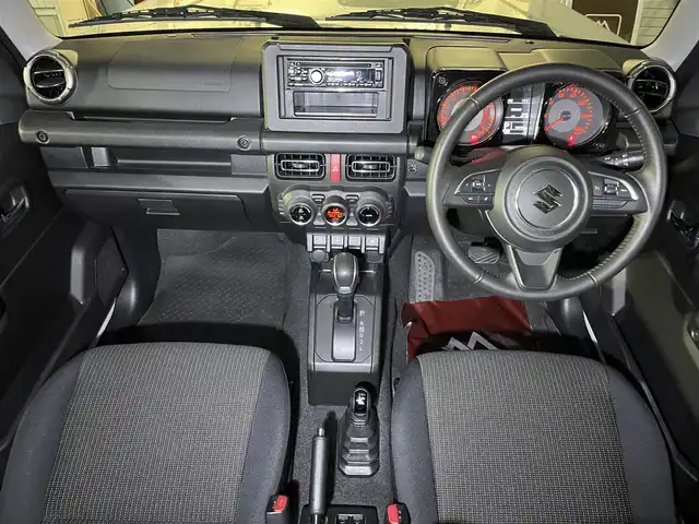 スズキ ジムニー XC 長野県 2023(令5)年 2万km ピュアホワイトP 切替４WDオートマ/ターボ/純正オプションサイドデカール/純正オプションスペアタイヤハーフカバーデカール/純正オプションマッドフラップ/クラリオンオーディオ（CD/FM/USB）/純正アルミホイール/純正フロアマット/前席シートヒーター/オートマチックハイビーム/オートライト/ヘッドライトウォッシャー/ダウンヒルアシストコントロール/衝突被害軽減システム/横滑り防止/ドアバイザー/プッシュスタート/スマートキー/取扱説明書/保証書/スペアキー