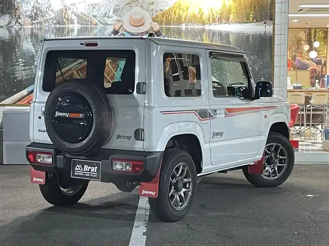 スズキ ジムニー XC 長野県 2023(令5)年 2万km ピュアホワイトP 切替４WDオートマ/ターボ/純正オプションサイドデカール/純正オプションスペアタイヤハーフカバーデカール/純正オプションマッドフラップ/クラリオンオーディオ（CD/FM/USB）/純正アルミホイール/純正フロアマット/前席シートヒーター/オートマチックハイビーム/オートライト/ヘッドライトウォッシャー/ダウンヒルアシストコントロール/衝突被害軽減システム/横滑り防止/ドアバイザー/プッシュスタート/スマートキー/取扱説明書/保証書/スペアキー