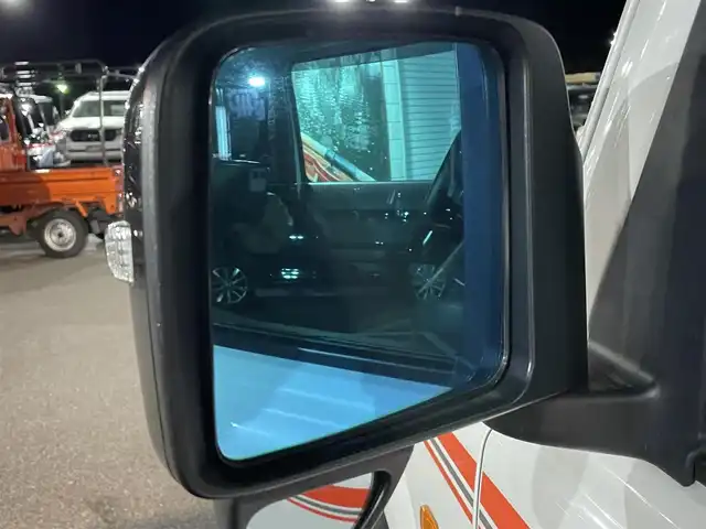 スズキ ジムニー XC 長野県 2023(令5)年 2万km ピュアホワイトP 切替４WDオートマ/ターボ/純正オプションサイドデカール/純正オプションスペアタイヤハーフカバーデカール/純正オプションマッドフラップ/クラリオンオーディオ（CD/FM/USB）/純正アルミホイール/純正フロアマット/前席シートヒーター/オートマチックハイビーム/オートライト/ヘッドライトウォッシャー/ダウンヒルアシストコントロール/衝突被害軽減システム/横滑り防止/ドアバイザー/プッシュスタート/スマートキー/取扱説明書/保証書/スペアキー