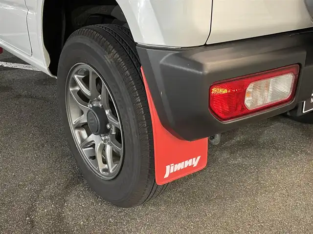 スズキ ジムニー XC 長野県 2023(令5)年 2万km ピュアホワイトP 切替４WDオートマ/ターボ/純正オプションサイドデカール/純正オプションスペアタイヤハーフカバーデカール/純正オプションマッドフラップ/クラリオンオーディオ（CD/FM/USB）/純正アルミホイール/純正フロアマット/前席シートヒーター/オートマチックハイビーム/オートライト/ヘッドライトウォッシャー/ダウンヒルアシストコントロール/衝突被害軽減システム/横滑り防止/ドアバイザー/プッシュスタート/スマートキー/取扱説明書/保証書/スペアキー