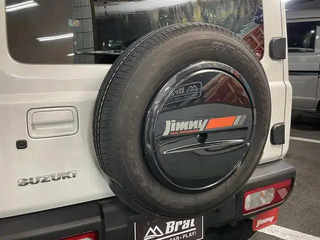スズキ ジムニー XC 長野県 2023(令5)年 2万km ピュアホワイトP 切替４WDオートマ/ターボ/純正オプションサイドデカール/純正オプションスペアタイヤハーフカバーデカール/純正オプションマッドフラップ/クラリオンオーディオ（CD/FM/USB）/純正アルミホイール/純正フロアマット/前席シートヒーター/オートマチックハイビーム/オートライト/ヘッドライトウォッシャー/ダウンヒルアシストコントロール/衝突被害軽減システム/横滑り防止/ドアバイザー/プッシュスタート/スマートキー/取扱説明書/保証書/スペアキー