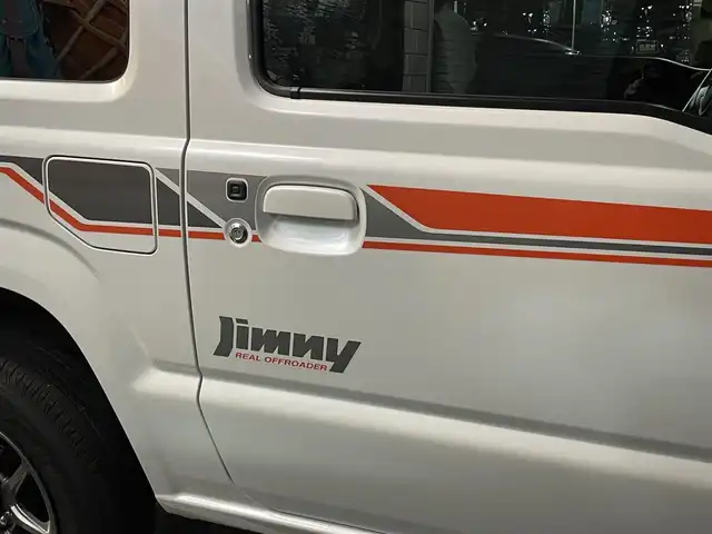 スズキ ジムニー XC 長野県 2023(令5)年 2万km ピュアホワイトP 切替４WDオートマ/ターボ/純正オプションサイドデカール/純正オプションスペアタイヤハーフカバーデカール/純正オプションマッドフラップ/クラリオンオーディオ（CD/FM/USB）/純正アルミホイール/純正フロアマット/前席シートヒーター/オートマチックハイビーム/オートライト/ヘッドライトウォッシャー/ダウンヒルアシストコントロール/衝突被害軽減システム/横滑り防止/ドアバイザー/プッシュスタート/スマートキー/取扱説明書/保証書/スペアキー