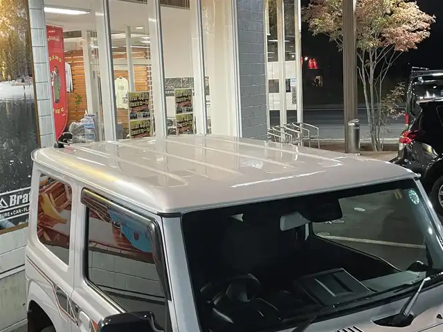 スズキ ジムニー XC 長野県 2023(令5)年 2万km ピュアホワイトP 切替４WDオートマ/ターボ/純正オプションサイドデカール/純正オプションスペアタイヤハーフカバーデカール/純正オプションマッドフラップ/クラリオンオーディオ（CD/FM/USB）/純正アルミホイール/純正フロアマット/前席シートヒーター/オートマチックハイビーム/オートライト/ヘッドライトウォッシャー/ダウンヒルアシストコントロール/衝突被害軽減システム/横滑り防止/ドアバイザー/プッシュスタート/スマートキー/取扱説明書/保証書/スペアキー