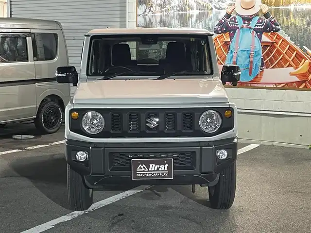 スズキ ジムニー XC 長野県 2023(令5)年 2万km ピュアホワイトP 切替４WDオートマ/ターボ/純正オプションサイドデカール/純正オプションスペアタイヤハーフカバーデカール/純正オプションマッドフラップ/クラリオンオーディオ（CD/FM/USB）/純正アルミホイール/純正フロアマット/前席シートヒーター/オートマチックハイビーム/オートライト/ヘッドライトウォッシャー/ダウンヒルアシストコントロール/衝突被害軽減システム/横滑り防止/ドアバイザー/プッシュスタート/スマートキー/取扱説明書/保証書/スペアキー